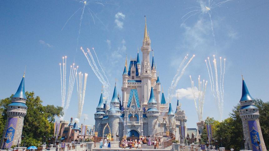 Castillo de Cinderella iluminado de noche en Magic Kingdom